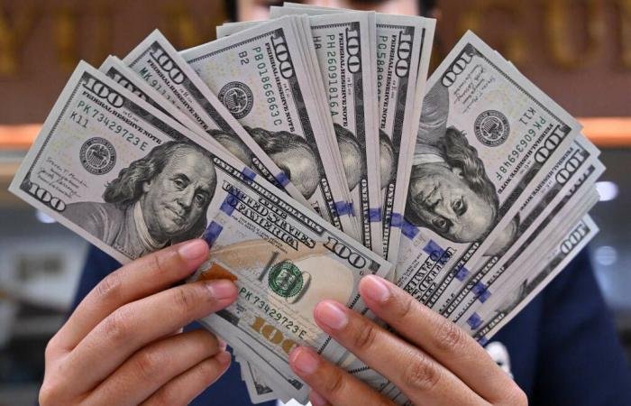 مباشر السعودية | الدولار يستقر قرب أعلى مستوياته مع تحذيرات وارش من التضخم